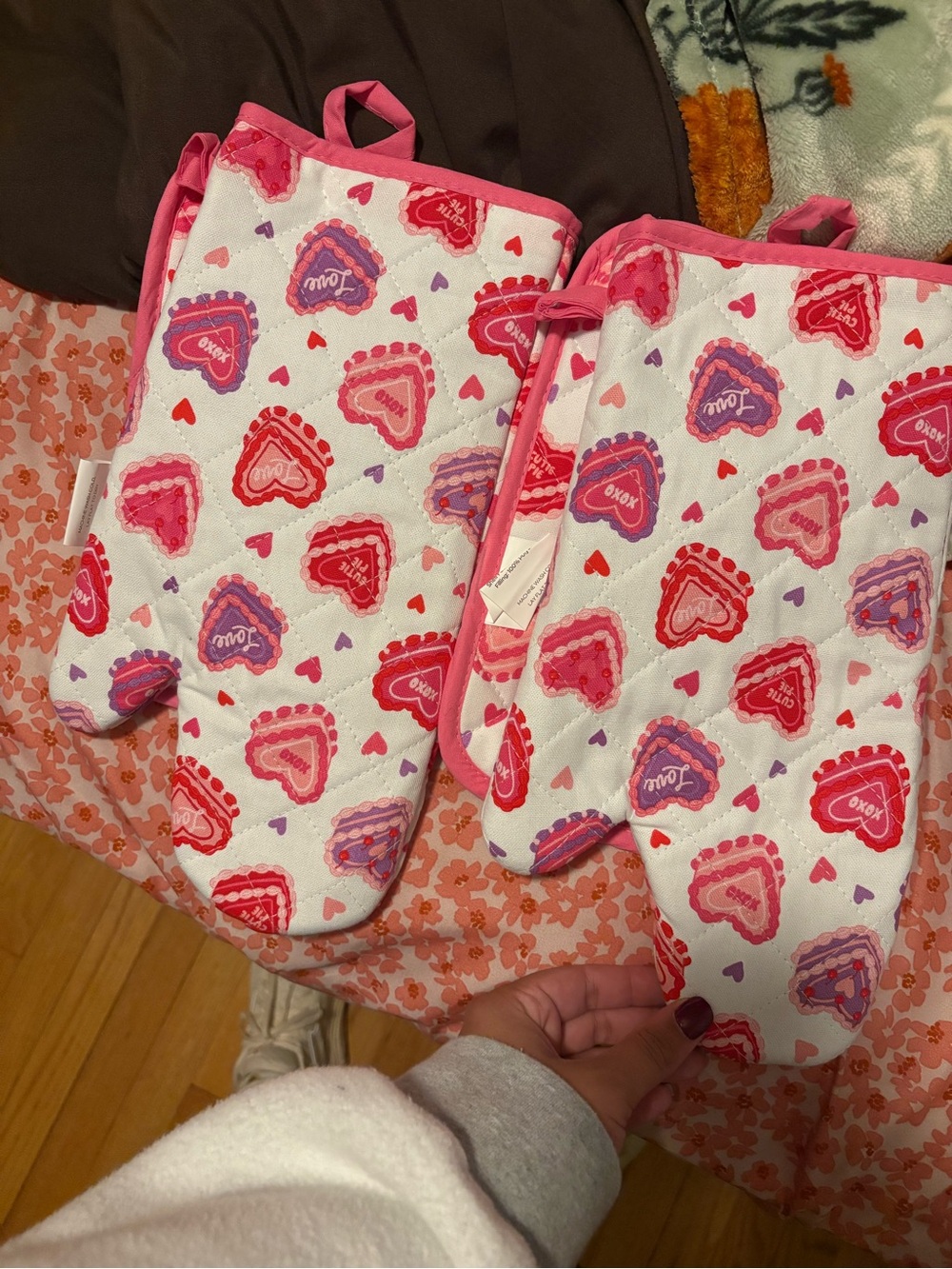 Crofton Heart Print Oven Mitt and Pot Holder Set - Pink & Red - Picture 2 of 4